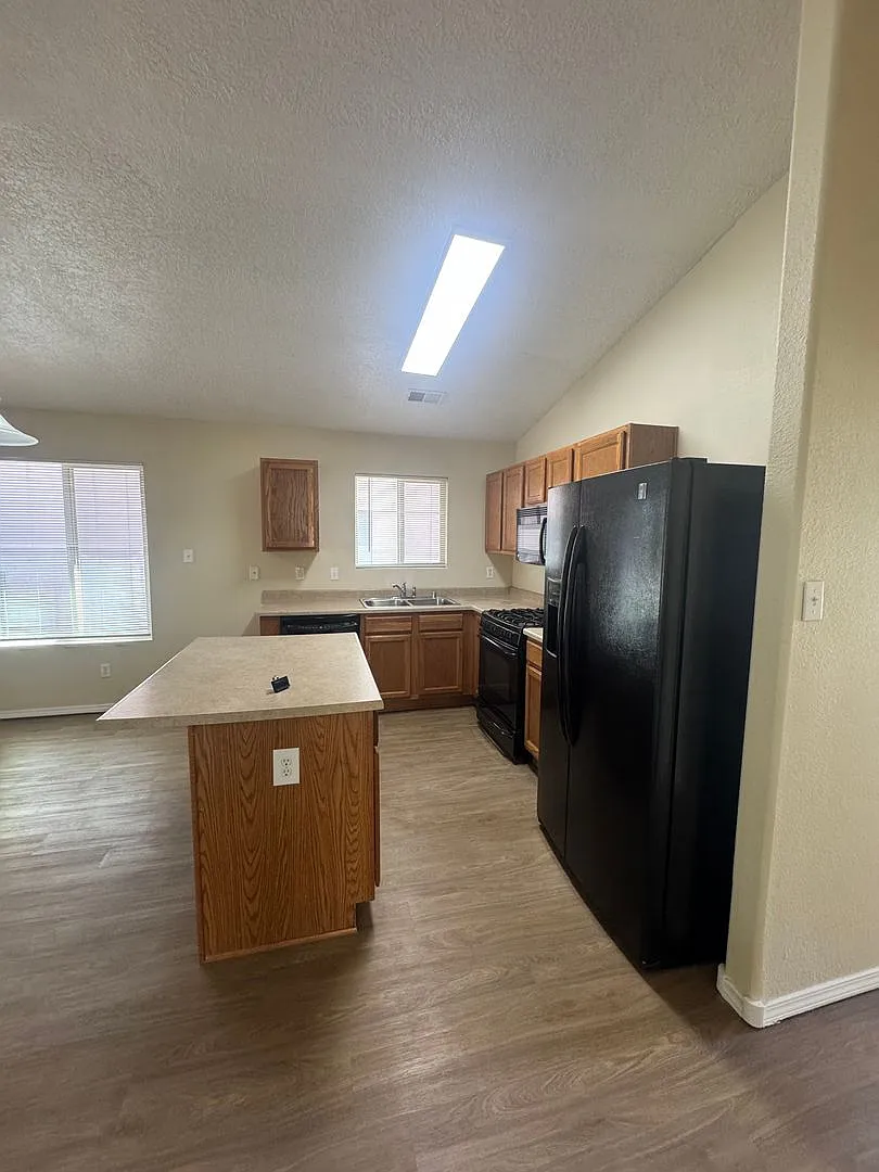 4 Bed 2 Bath Home! Fresh New Paint & Flooring Throughout Move In Special! — Photo 4