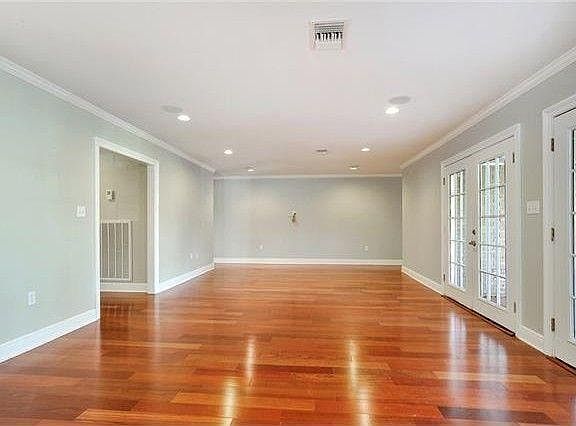 2nd image of 821 Robert E Lee Blvd