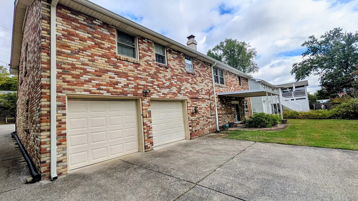 3 bed, 2270 sqft, $2,400 — Photo 3