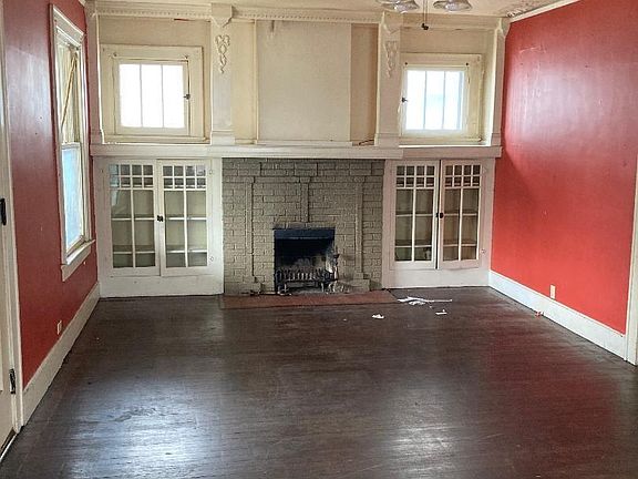 2nd image of 212 E Iowa St