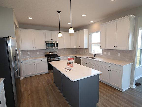 5th image of 104 Maple Crest Dr