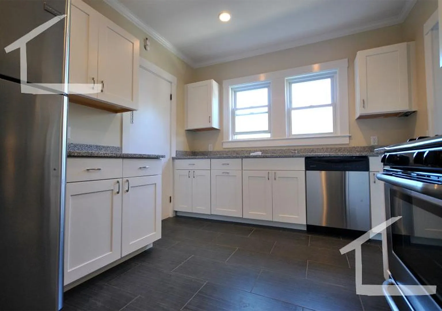 Large 4 bed in Oak Square — Photo 2