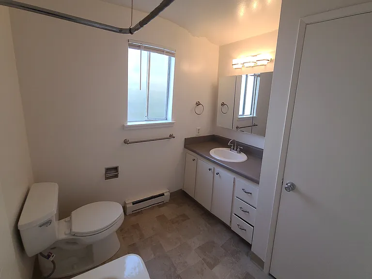 Mont Clare Apartments — Photo 10