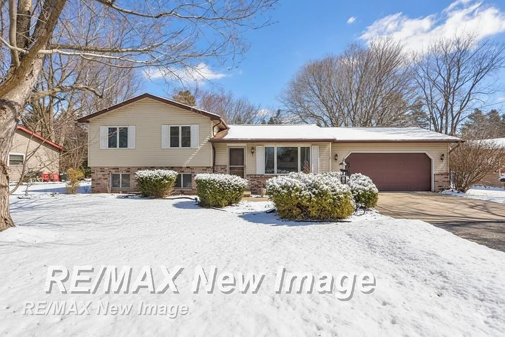 4132 Meadowbrook Dr photo 1