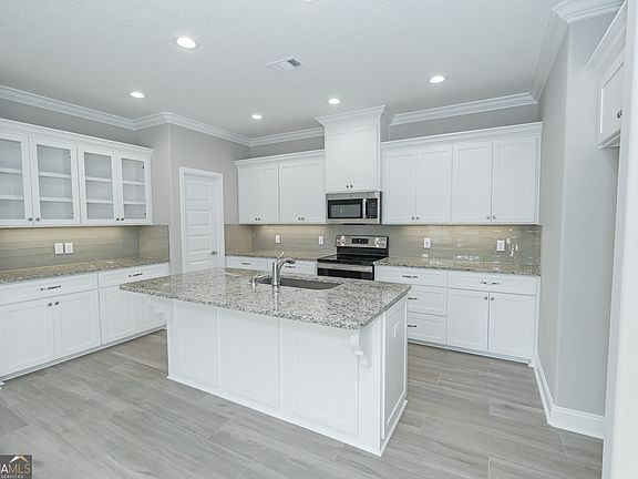 3rd image of 133 Amanda Trce