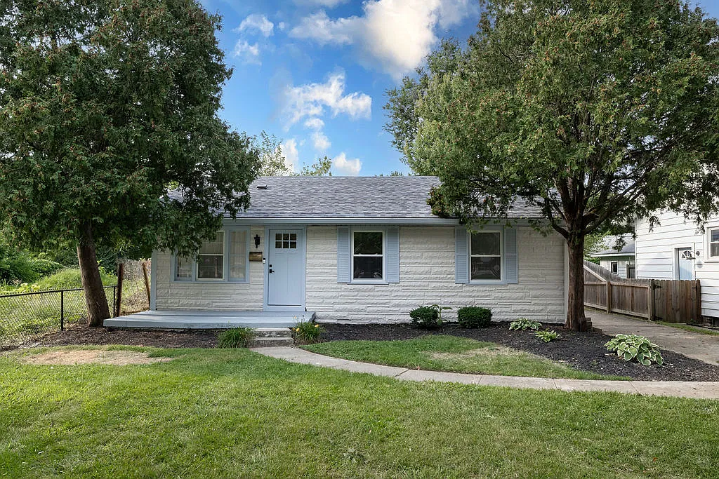 3 bed, 1.5 bath, 925 sqft, $2,100 — Photo 1