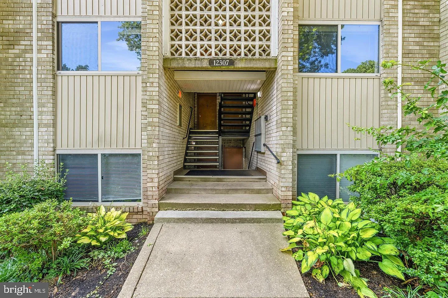 2 bed, 1.0 bath, 1007 sqft, $2,400 — Photo 2