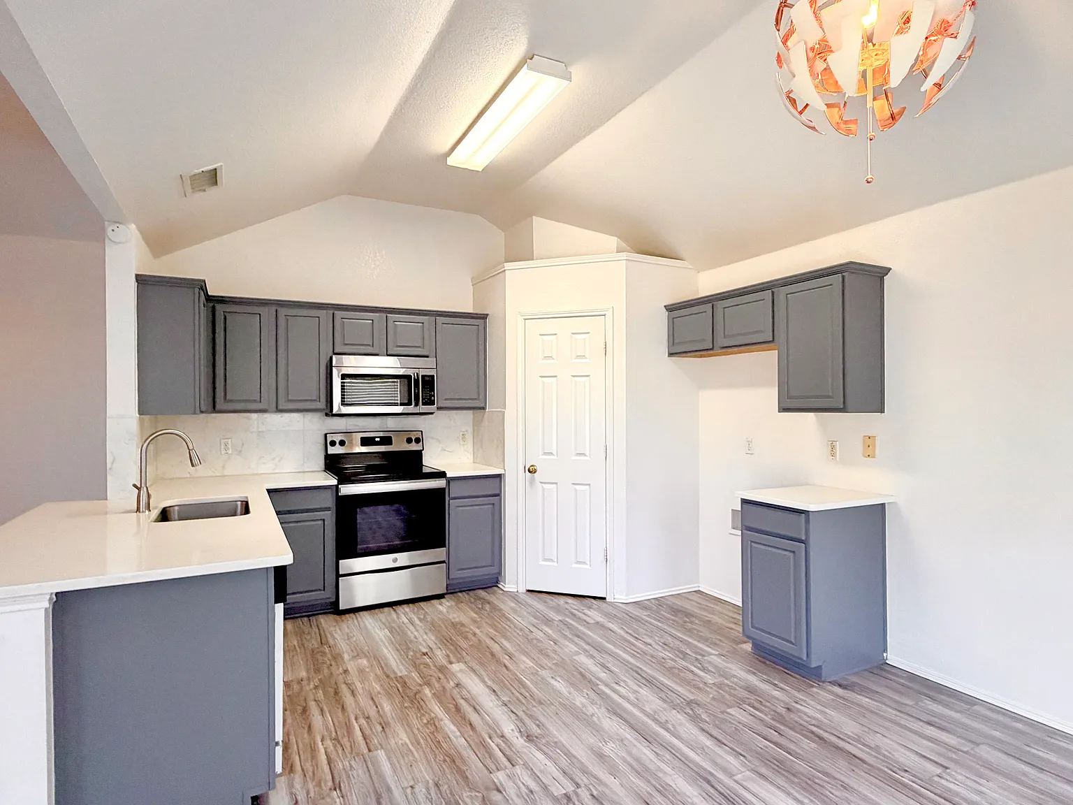 3 bed, 1801 sqft, $2,350 — Photo 4