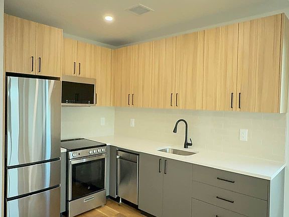 5th image of 83-15 Parsons Blvd #6E