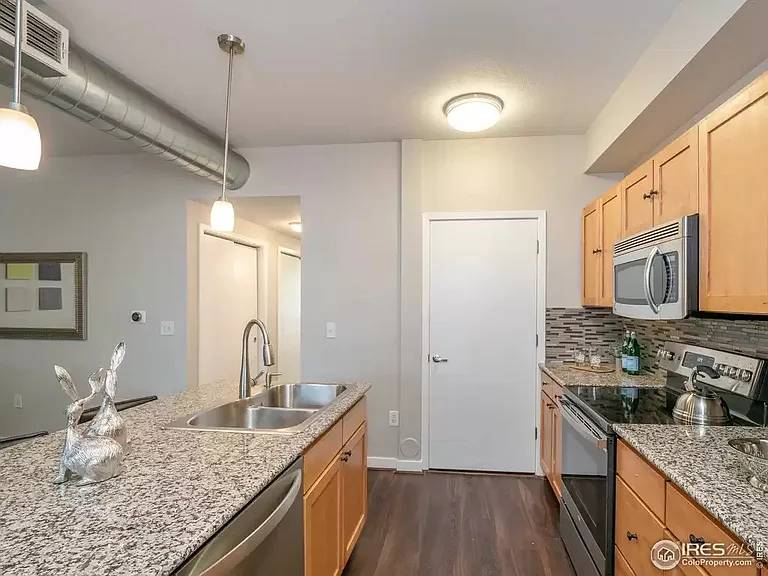 Large Upgraded Kitchen with Big Pantry