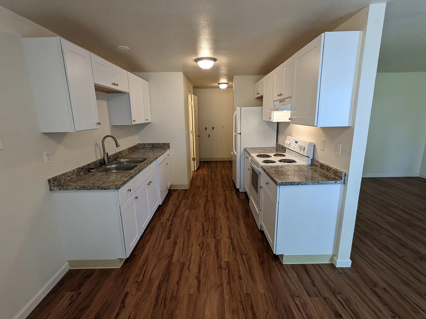 Vancouver 10 Plex — Photo 2