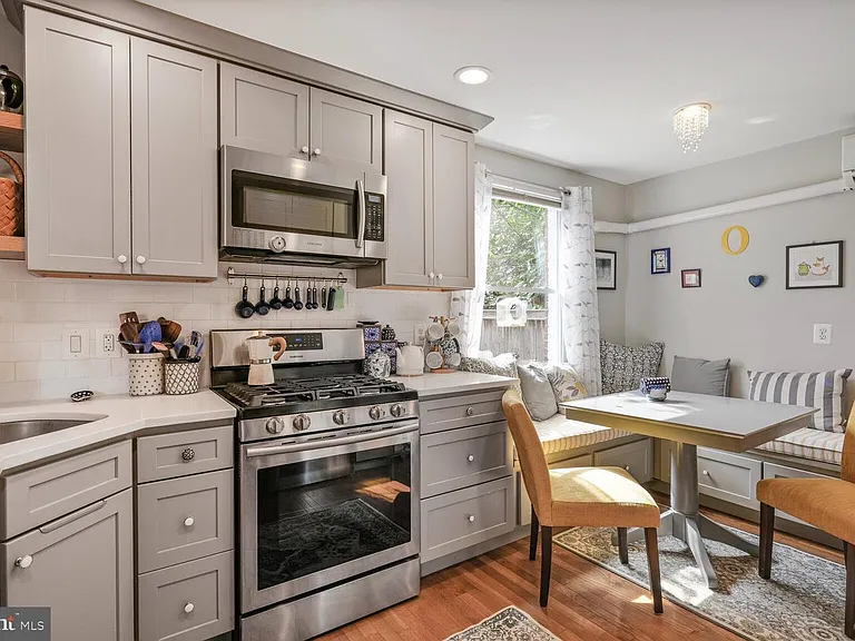 2422 S Oakland St — Photo 2
