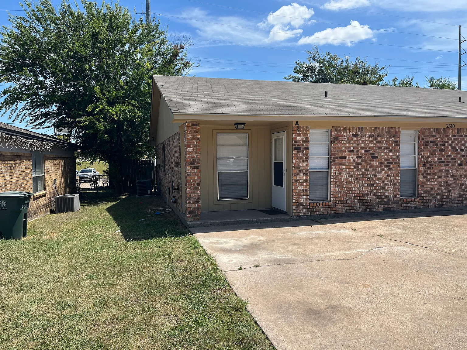 2 bed, 1.5 bath, 932 sqft, $1,100 — Photo 2