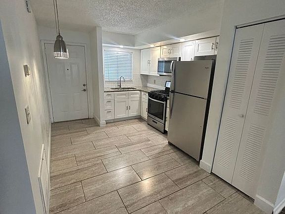 3rd image of 821 Orchid Springs Dr
