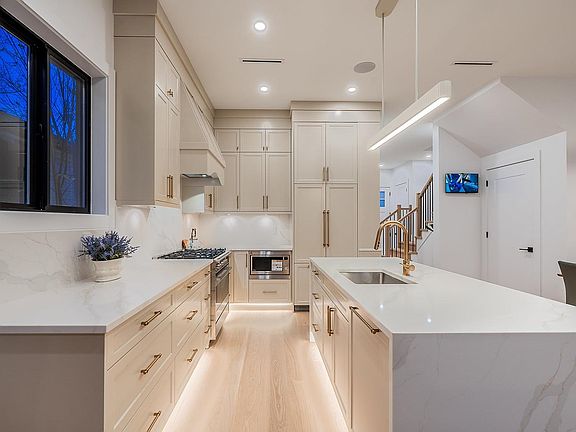 2nd image of 4557 Parker St #2