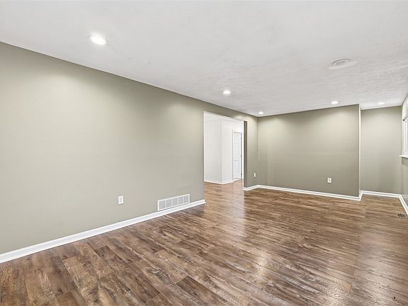 4th image of 2114 Meadow Ln