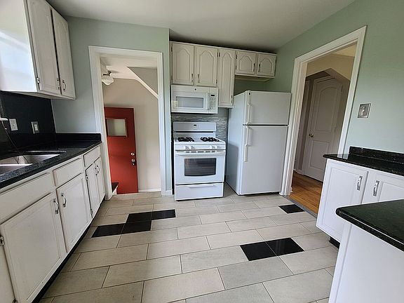 Kitchen 10' 11" x 9' 7"