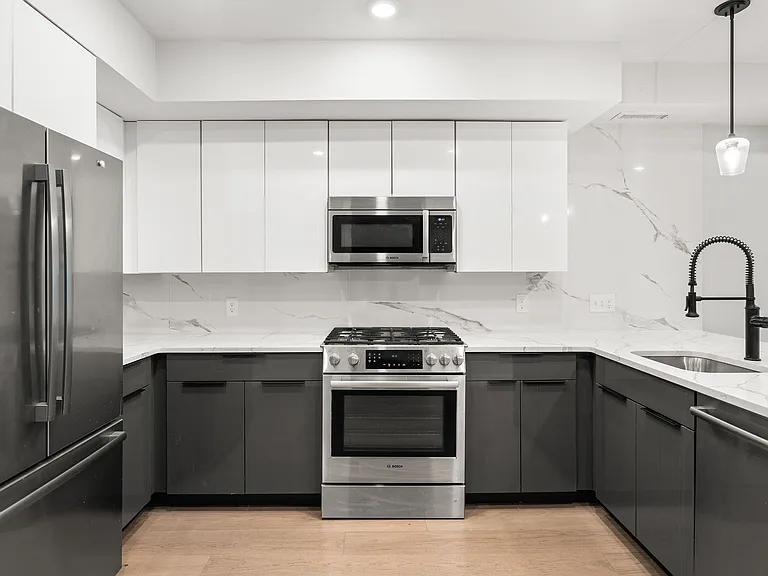 321 W Broadway #1 — Photo 2