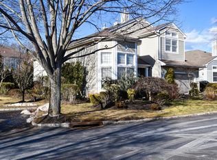 17 Bayview Dr, Plainview, NY 11803