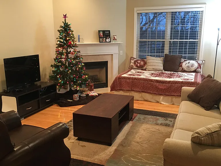 Living Room with high ceiling