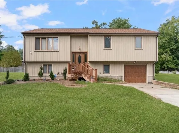 9 Barbato Dr, Johnston, RI 02919