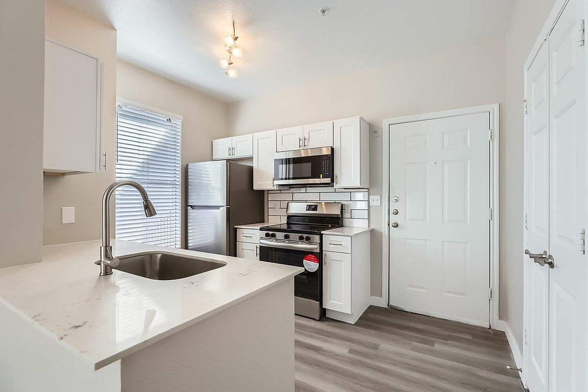 13100 Pandora Dr 3309 - Web Quality - 002 - 03 Foyer
