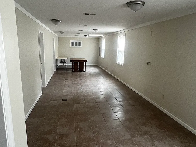 551 N Lee Ave — Photo 4