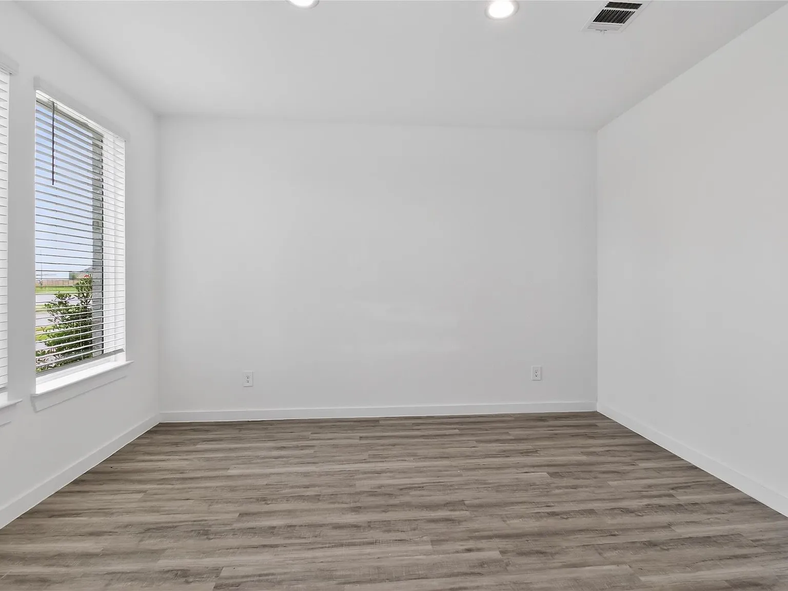 4 bed, 3.5 bath, 3311 sqft, $3,500 — Photo 4