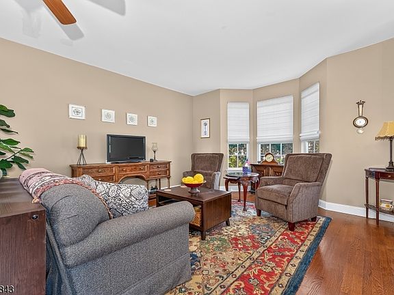 3rd image of 2 Clearbrook Ln