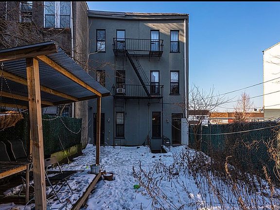 2nd image of 336 Melrose St APT 1R