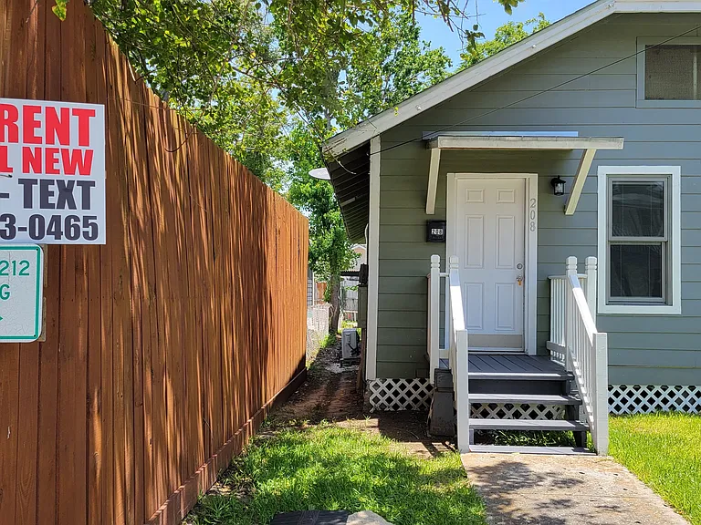 208 E Sterling St — Photo 1
