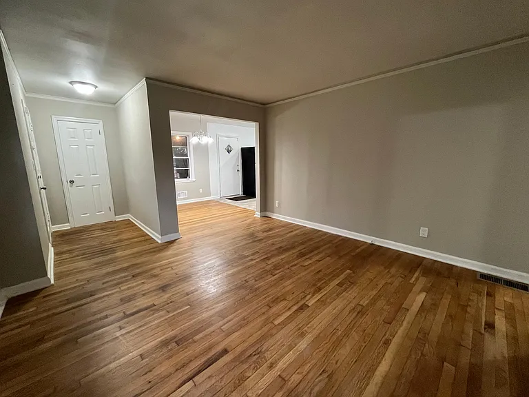 1381 Oakview Cir — Photo 7