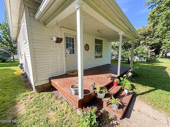 3rd image of 206 Pioneer Ave
