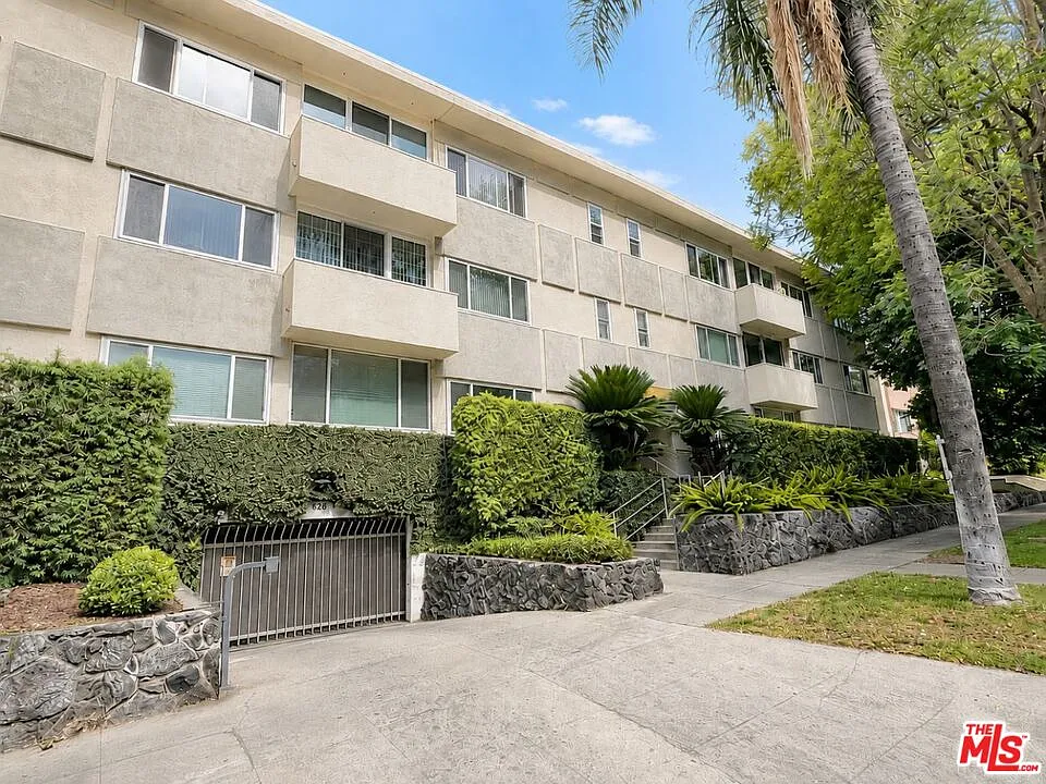 2 bed, 1.5 bath, 1199 sqft, $3,900 — Photo 2