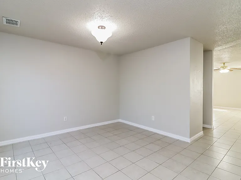 3913 Fox Run Dr — Photo 5