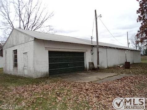 Front garage barn is 24' x 24' with overhead, back part is 72' x 24'