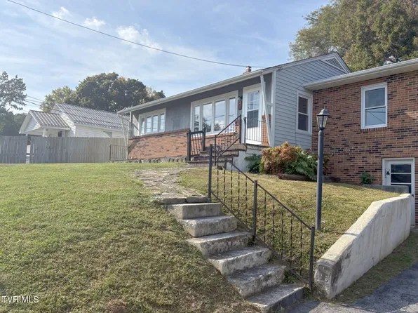 217 Sprinkle Ave, Marion, VA 24354
