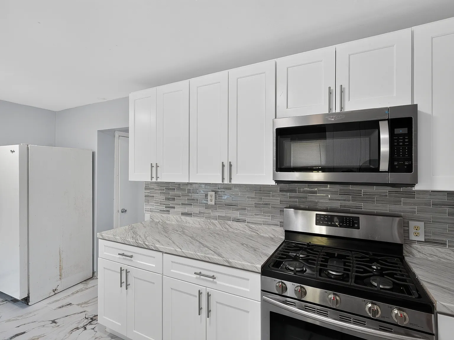 Hickory Pl, Bay Shore — Photo 2