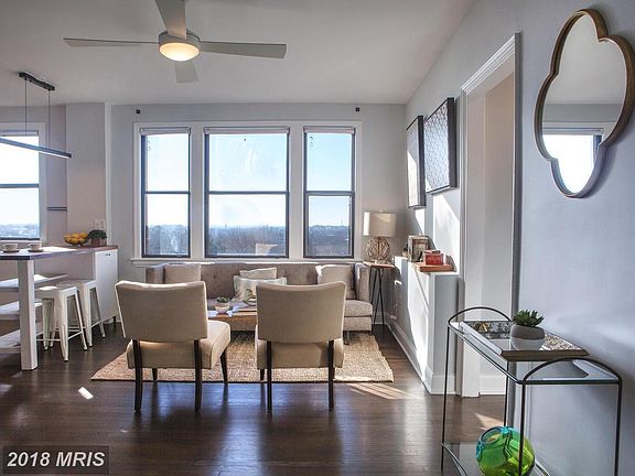 SOUTH-FACING UNIT WITH 7 WINDOWS!