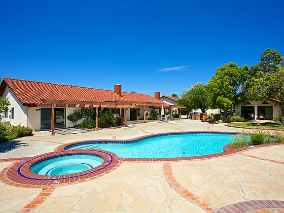 3rd image of 1425 Stoneridge Cir