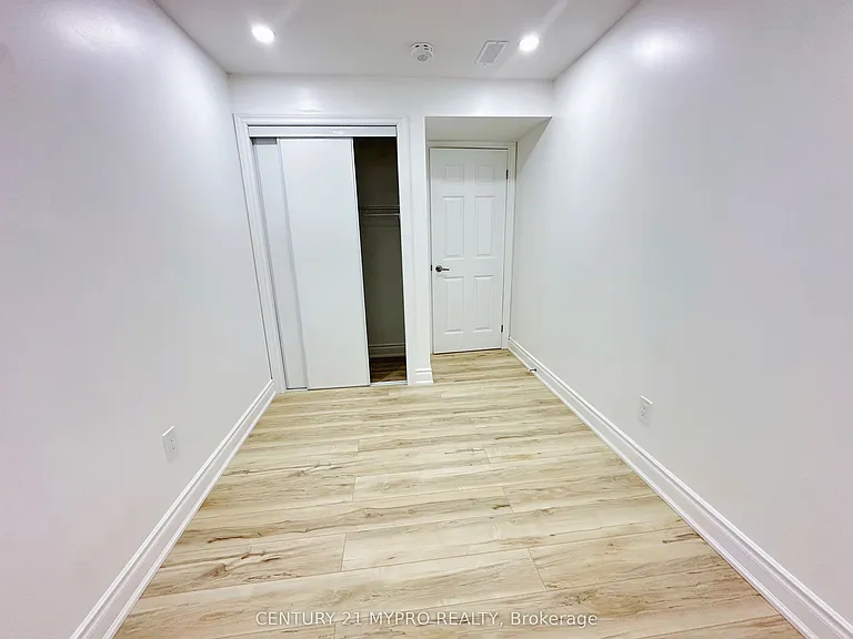 938 Red Deer Ave #BASEMENT — Photo 15