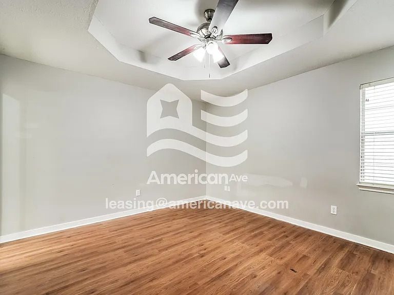 1659509_008_wm_-_main_bedroom_13481513.jpg