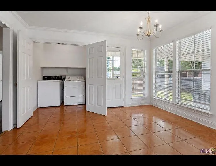 327 Greenhaven Dr — Photo 5