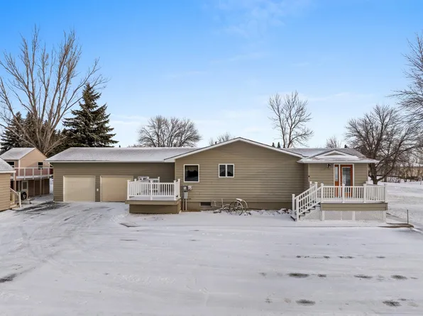 5308 4th St SW, Minot, ND 58701