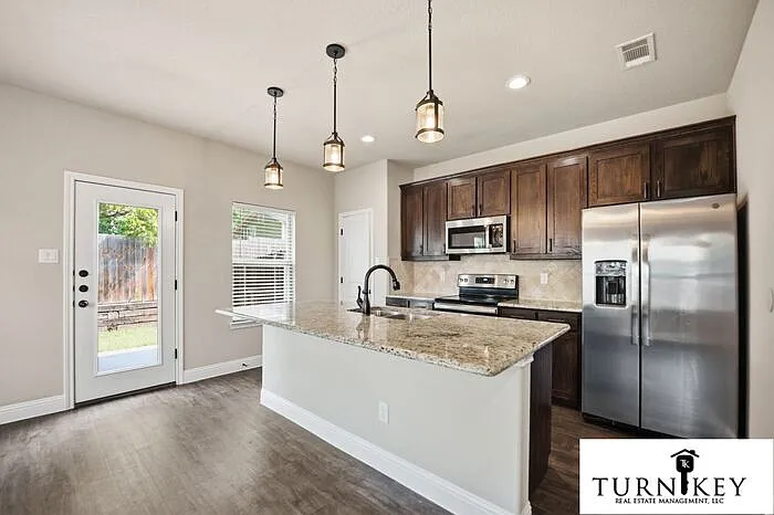 3 bed, 2.5 bath, 1505 sqft, $1,995 — Photo 2