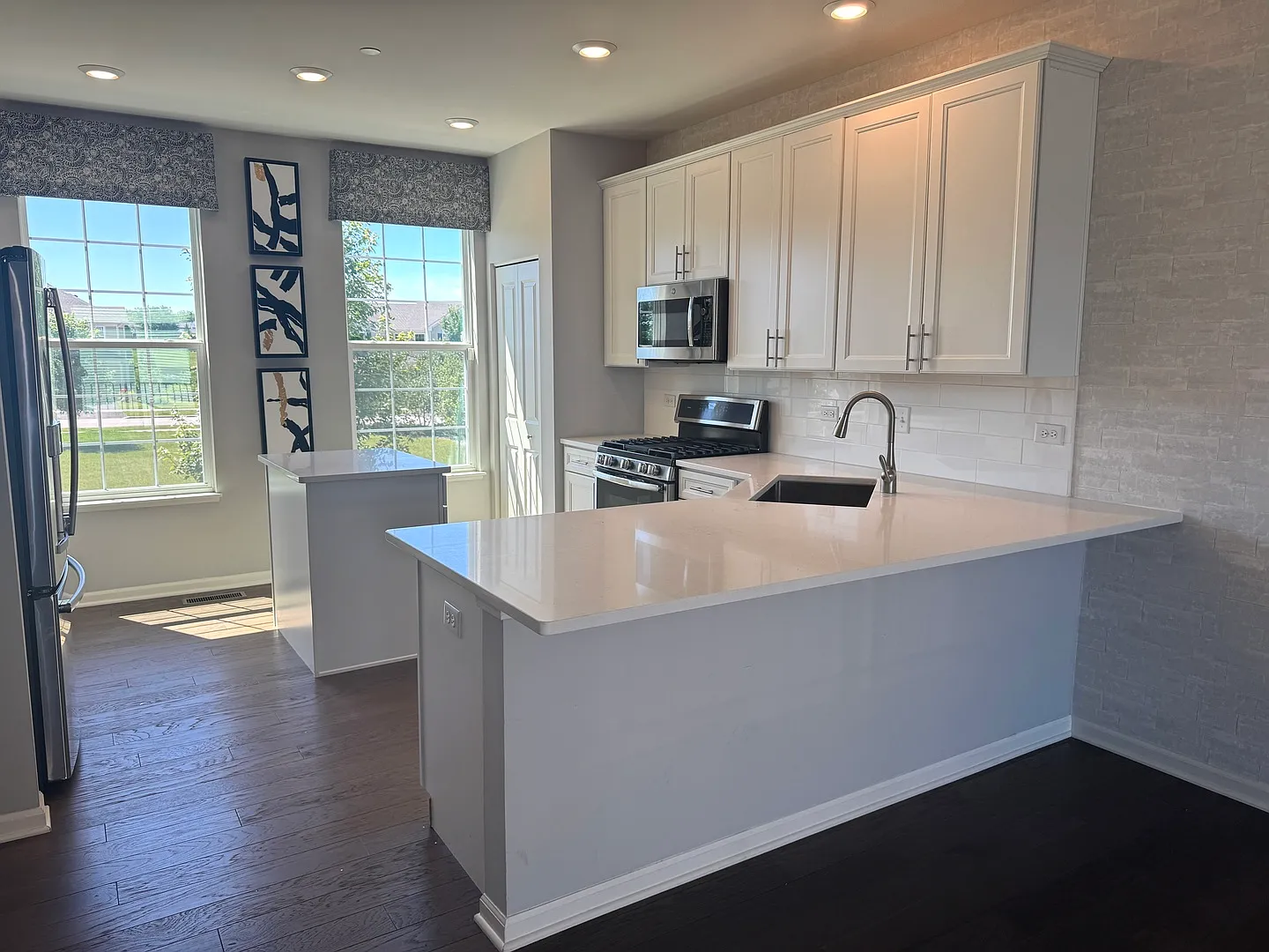 3 bed, 2.5 bath, 1894 sqft, $3,100 — Photo 3