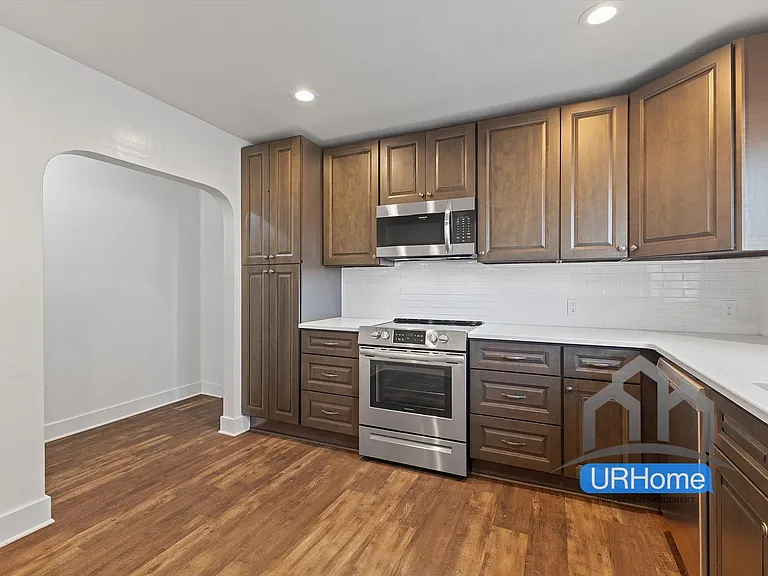 242 SE Washington St — Photo 5