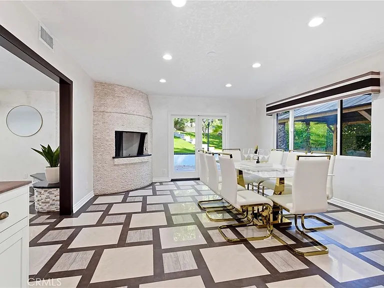 5836 Winnetka Ave — Photo 3