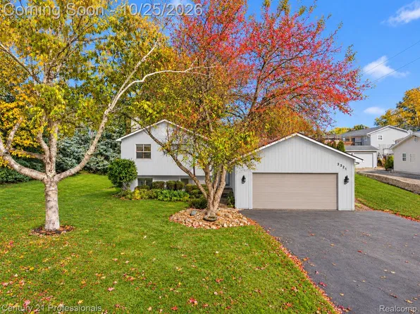 2321 Marwood Dr, Waterford, MI 48328