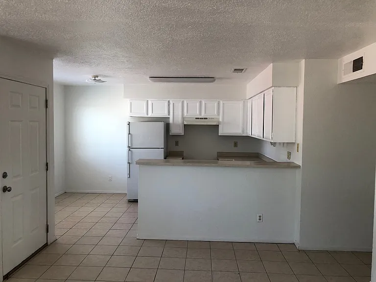 Updated & Move-in Ready 2 Bedroom End Unit in Rio Rancho — Photo 9